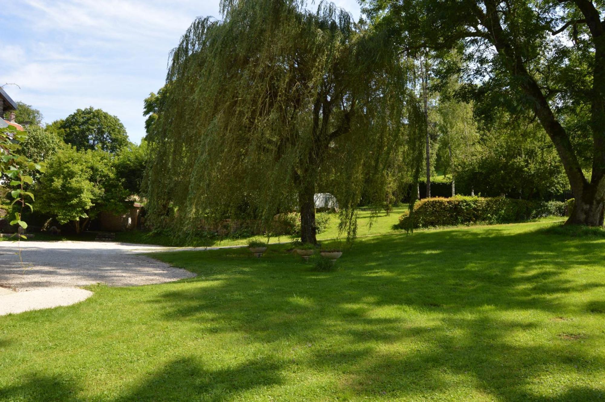 Le Moulin Au Fil De L'Eau Hotell Verseilles-le-Bas Exteriör bild